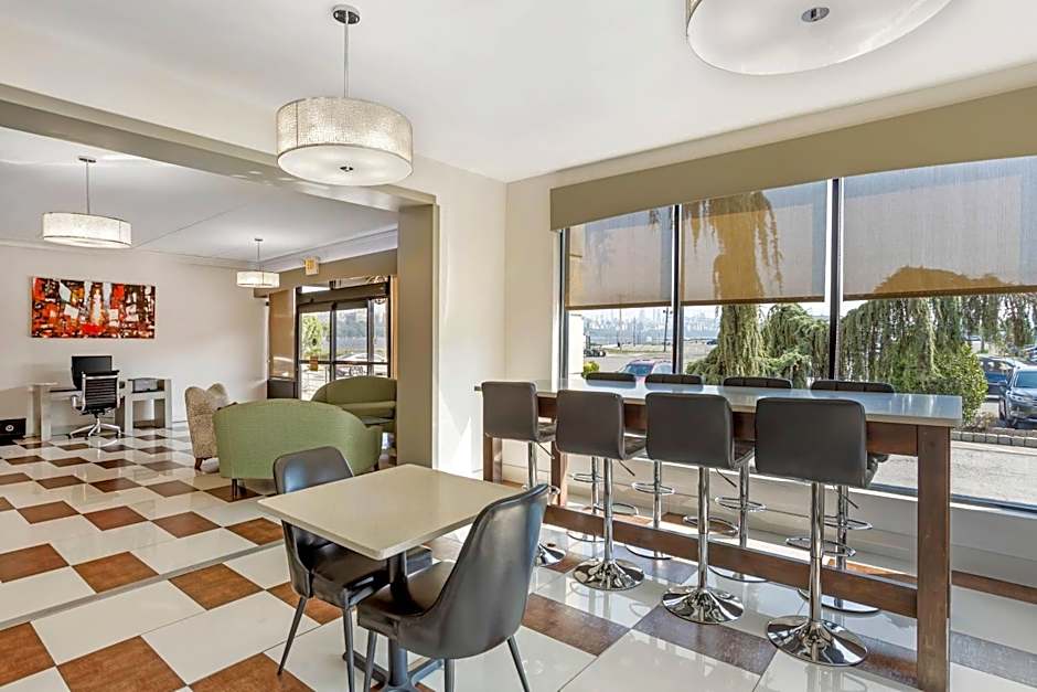 Comfort Inn Edgewater on Hudson River