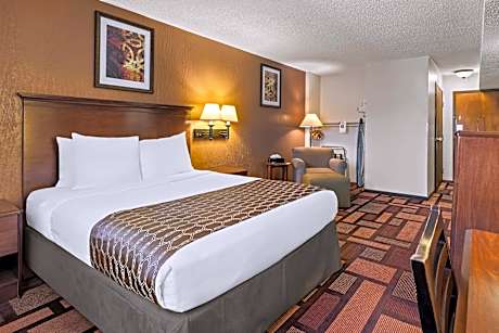 1 KING BED,NOSMOKE,HI SPEED NET,COFMKR,IRON,HAIR