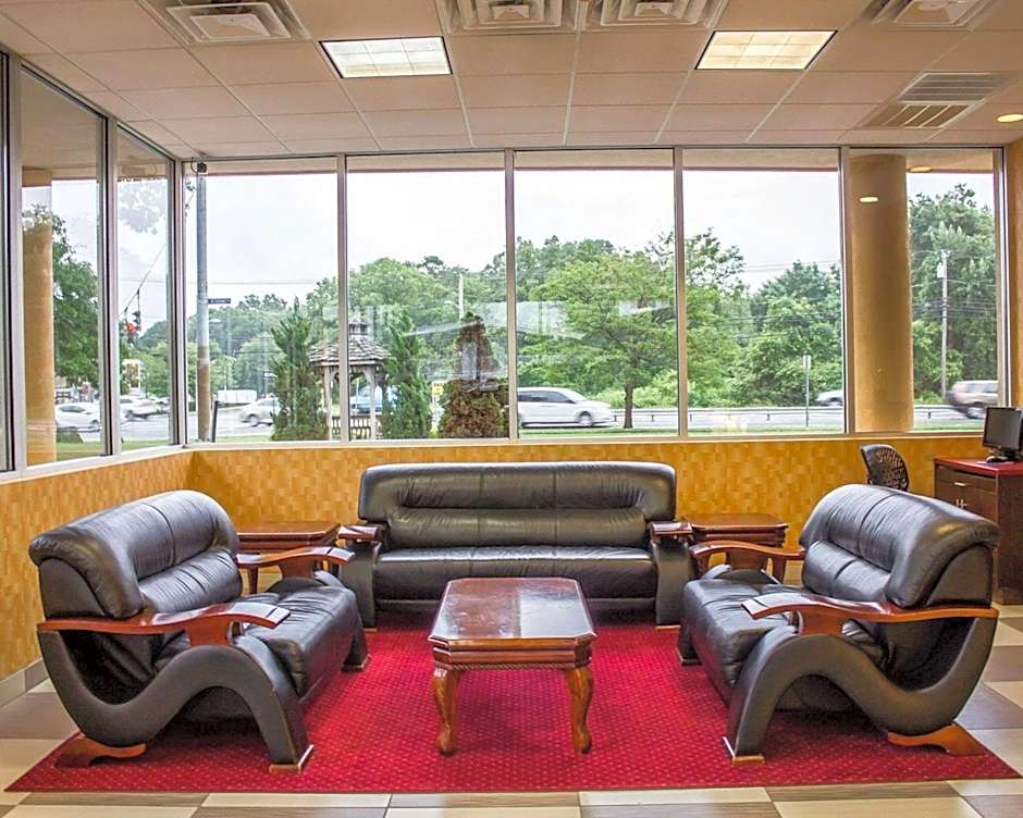 Rodeway Inn Macarthur Airport
