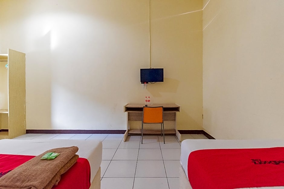 RedDoorz @ Kings Hotel near CSB Mall