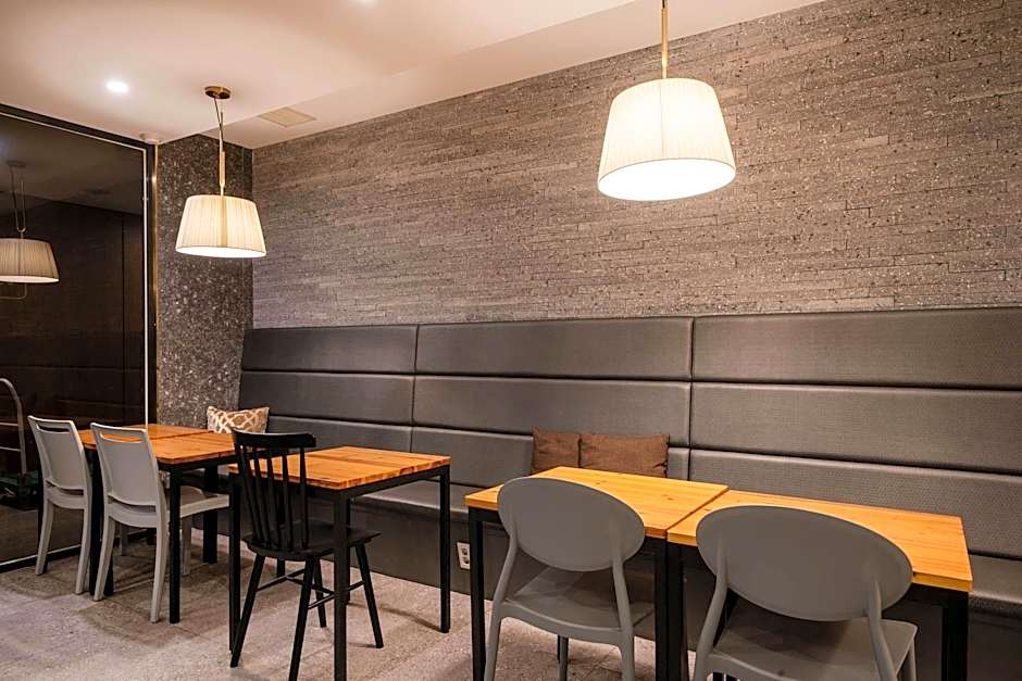 Brown-Dot Hotel Gupo