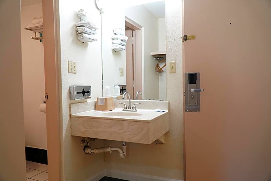 Quality Quarters Inn By OYO Richmond KY I-75