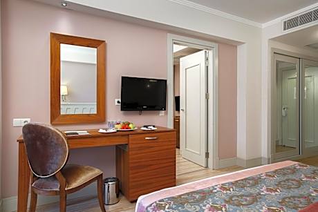 Family Room with Garden View