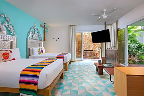Wonderful Escape Room with Two Double Beds, Balcony and Jungle View
