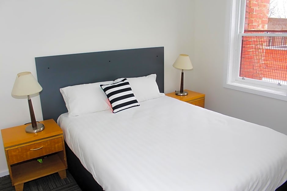 CROWN CENTRAL BUSINESS DISTRICT MOTEL - NO UNDER 18s
