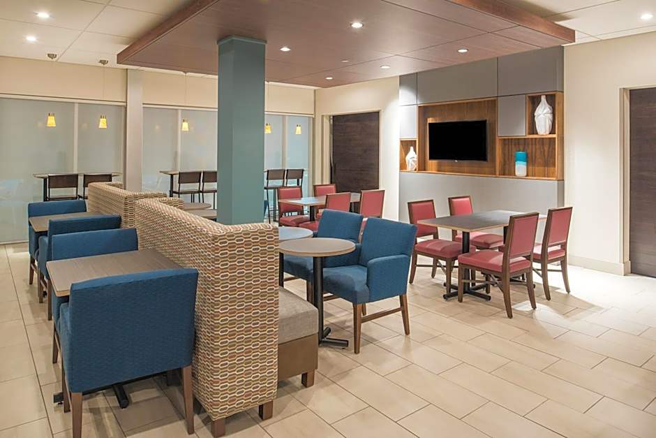 Holiday Inn Express & Suite Kingdom City By IHG