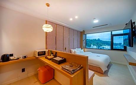 Hound Hotel Geoje Jangseungpo