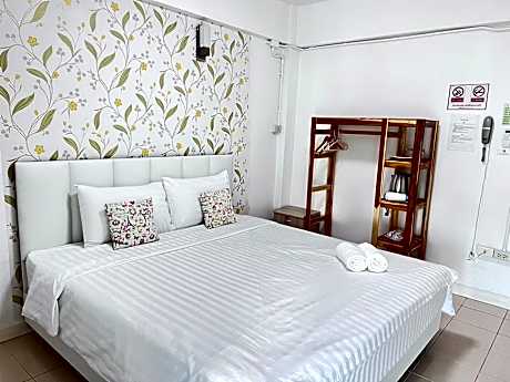 1 King Bed No-Smoking Room