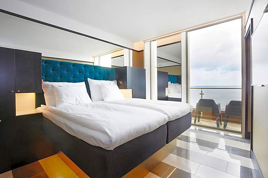 Photo 1 of 6 of Suite, Lake View, Balcony