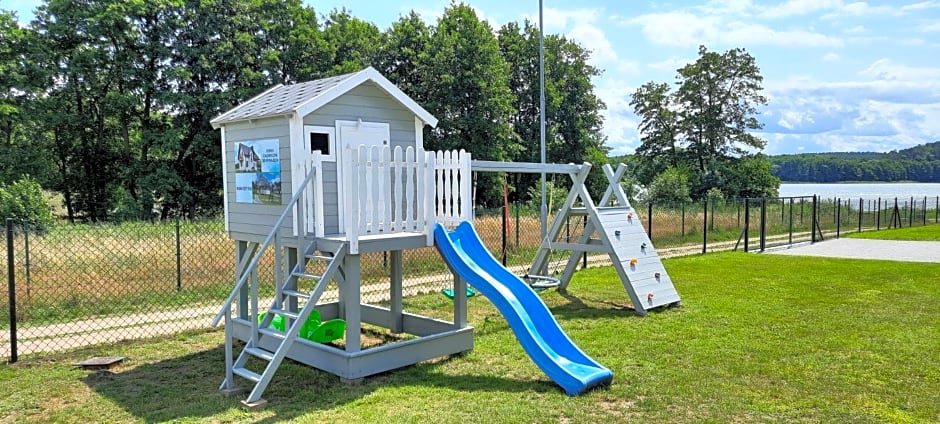 Szary domek nad jeziorem