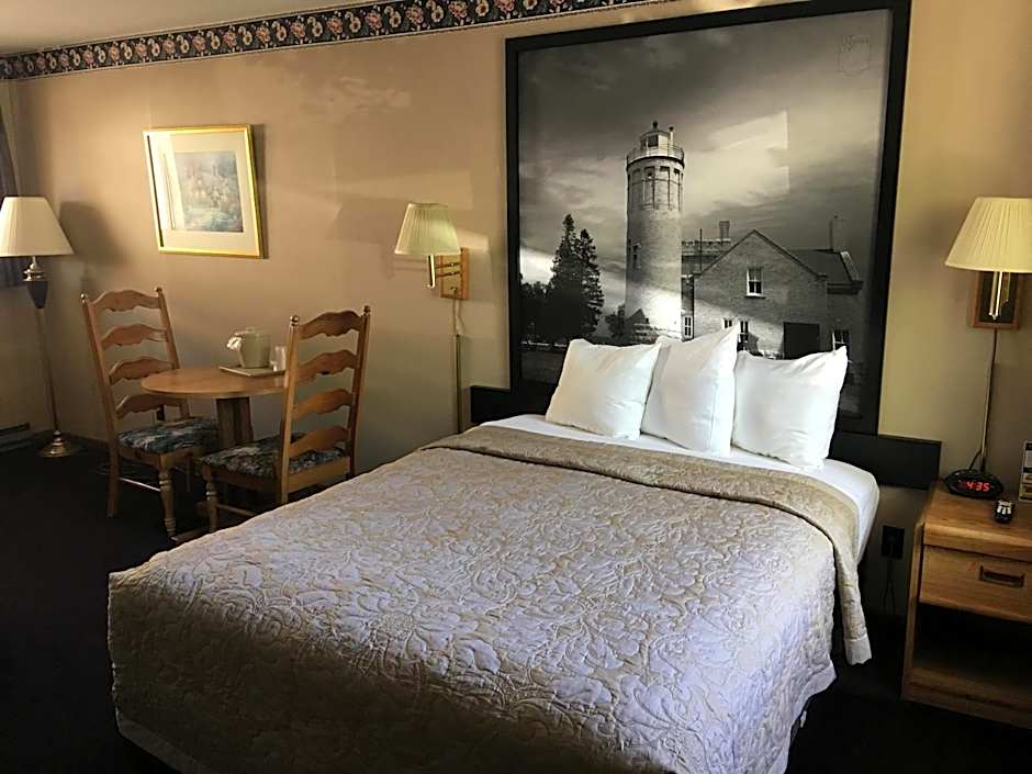 Super 8 by Wyndham Mackinaw City/Beachfront Area