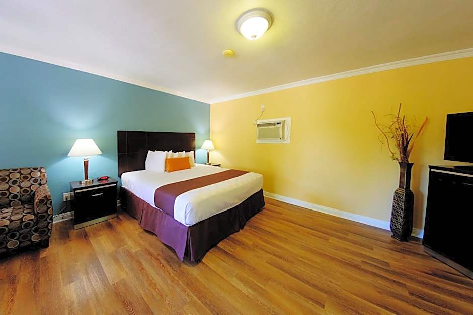 Photo 1 of 7 of 1 King Bed