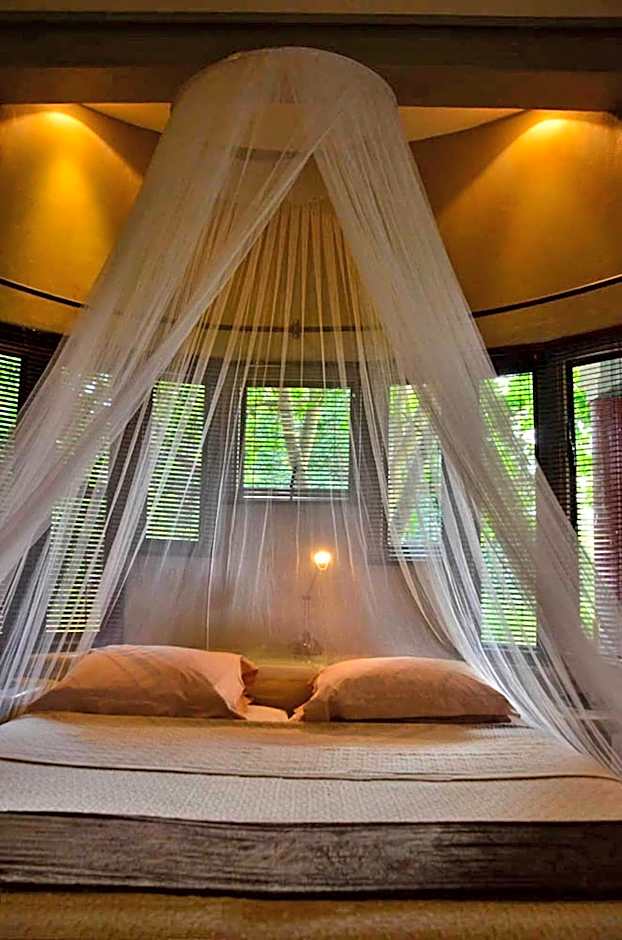 Tingala Lodge - Bed in the Bush