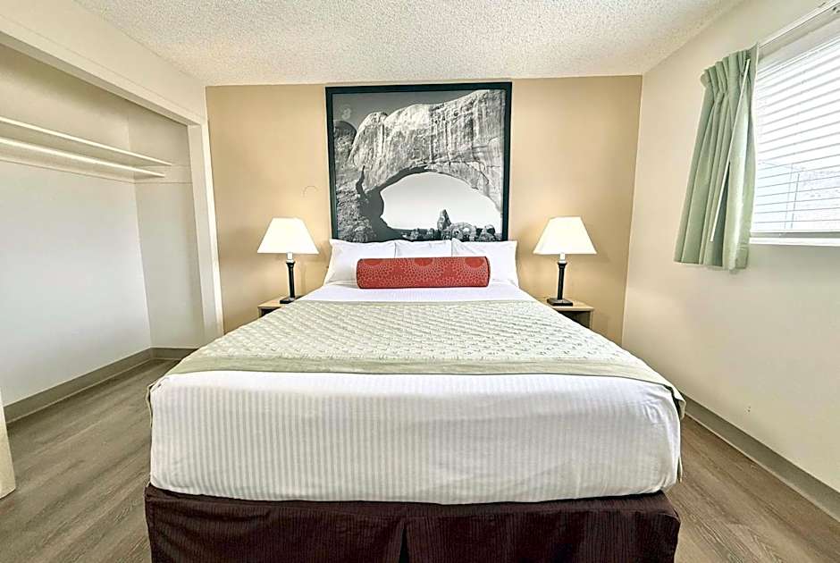 Super 8 by Wyndham Salina/Scenic Hills Area