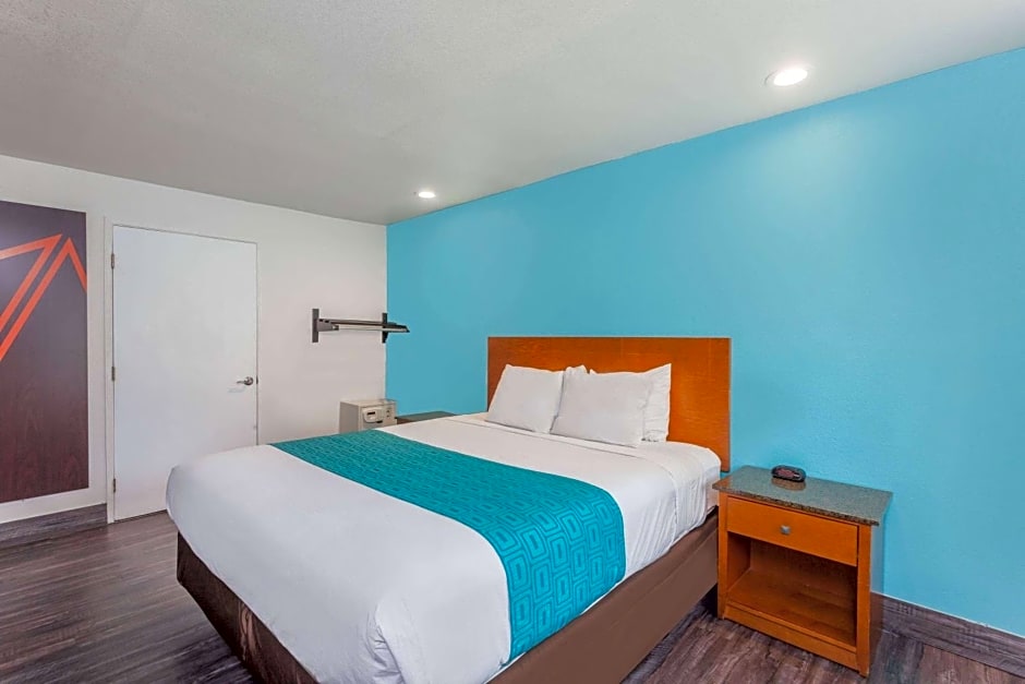 Howard Johnson by Wyndham National City/San Diego South