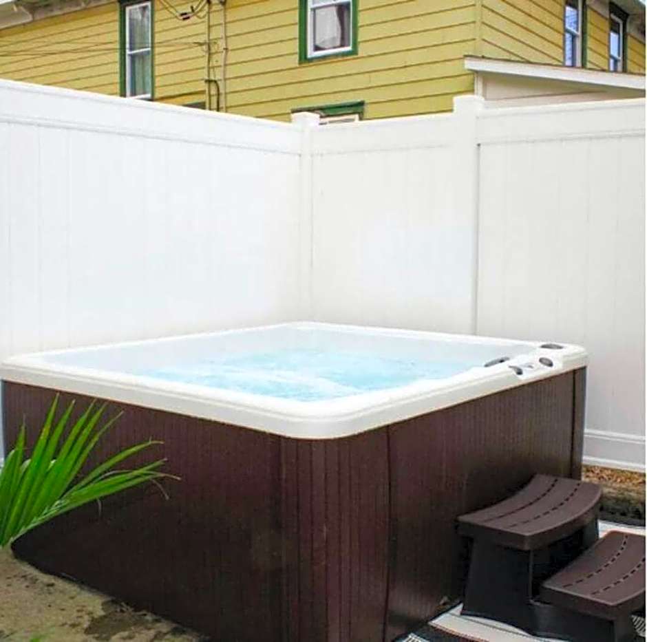 Walk To Parks, Dining & Lake! Game Room! Hot Tub!
