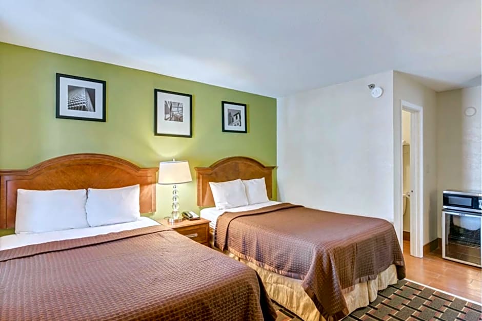 Travelodge by Wyndham Savannah Midtown