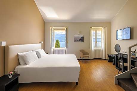 Junior Suite with Lake View