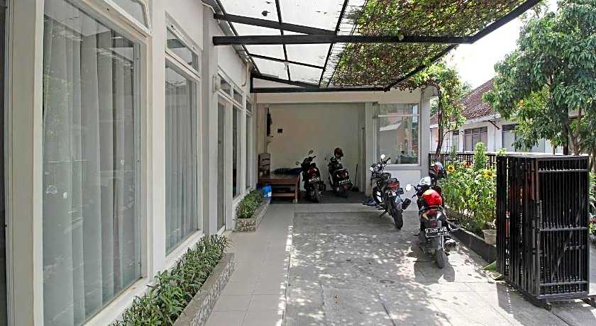 RedDoorz near Solo Balapan Station