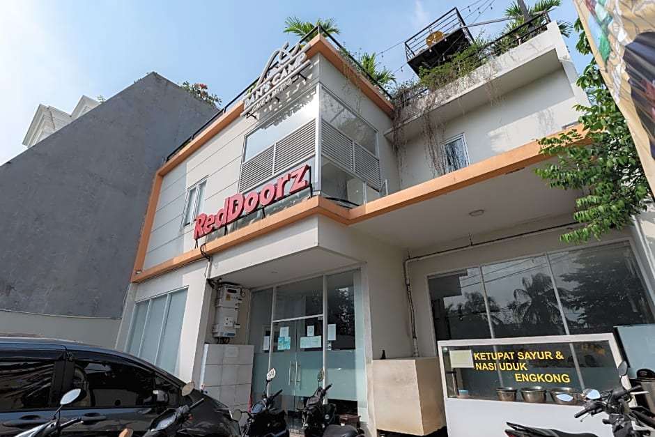 RedDoorz near Puri Indah Lippo Mall 2