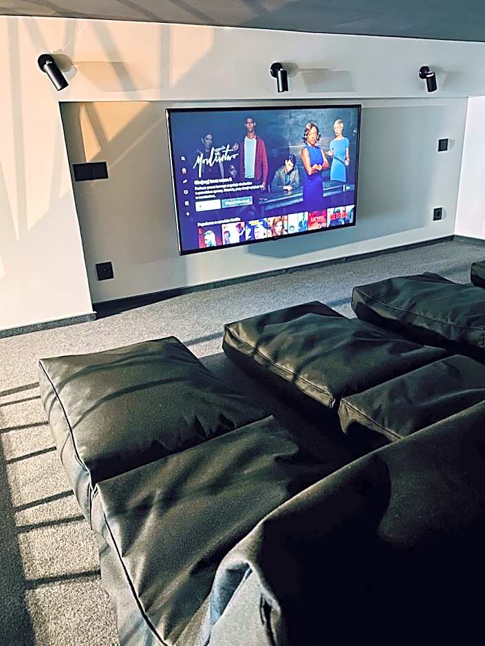 Thruster - Rooms, Kitchen, Chill-Out Zone-Netflix, Lobby-Netflix