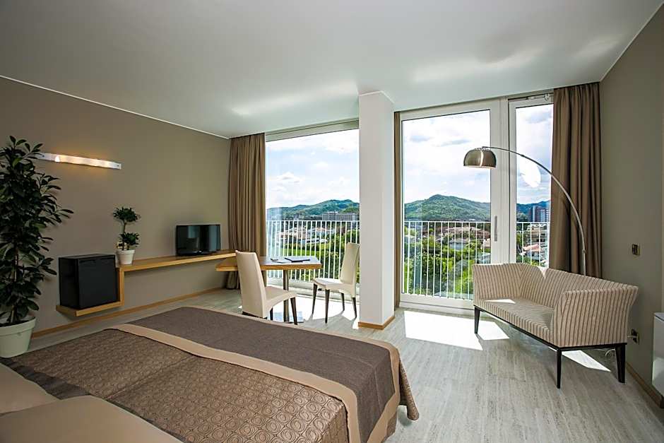 Photo 1 of 5 of Junior Suite, Pool View
