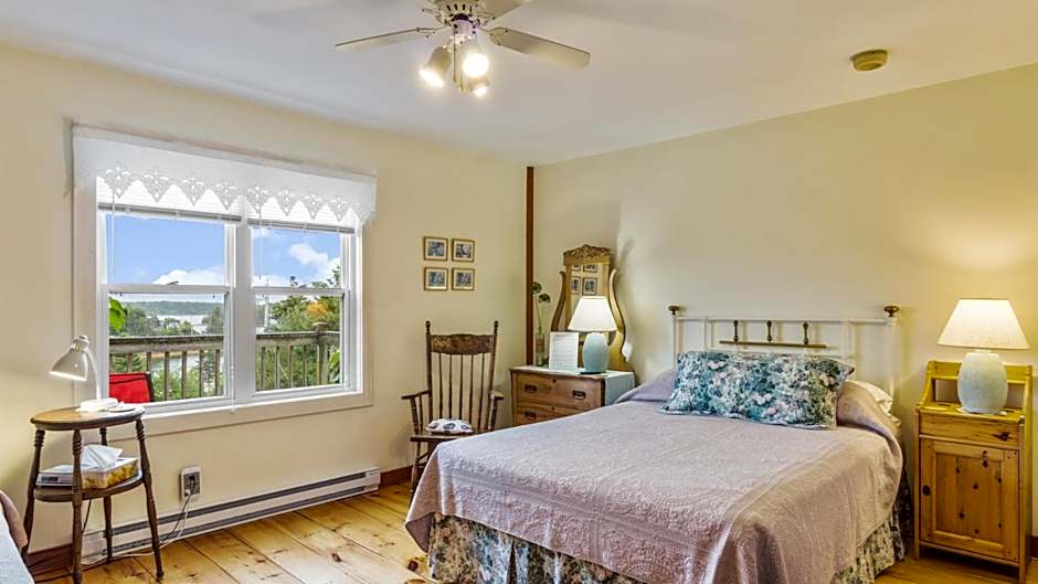 Bayview Pines Country Inn B&B