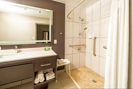 Standard King Room with Roll In Shower - Communications Accessible