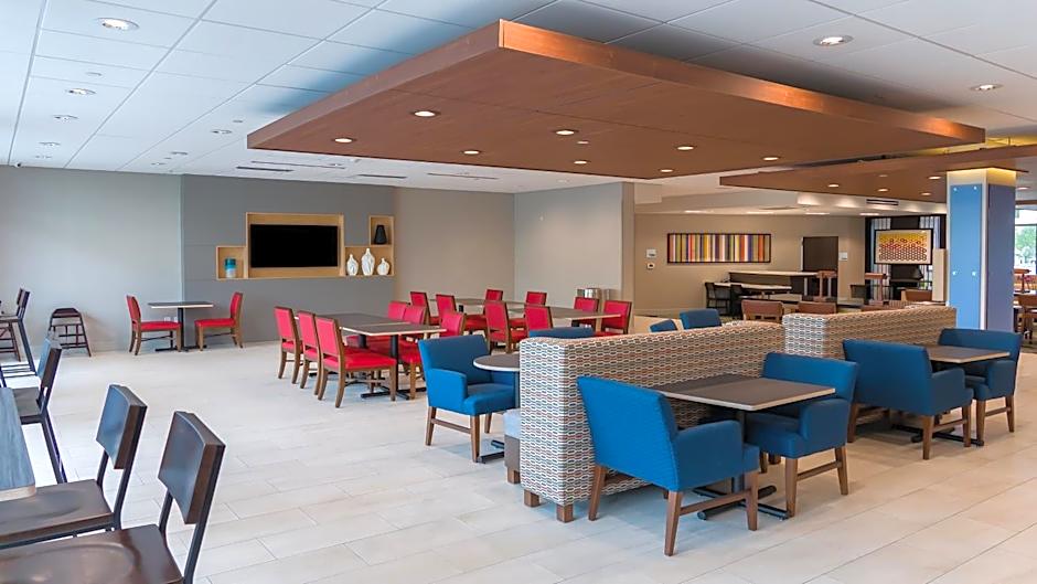 Holiday Inn Express & Suites Tampa East - Ybor City By IHG