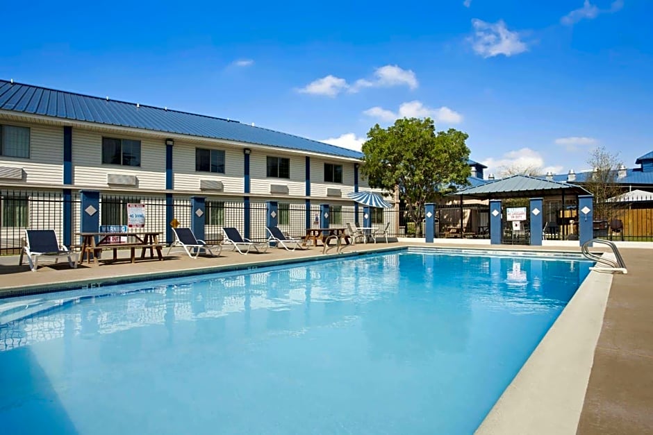Days Inn & Suites by Wyndham Laredo