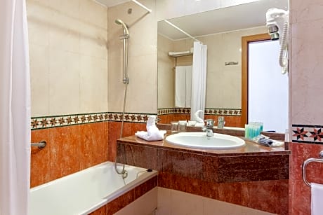 DOUBLE STANDARD POOL VIEW ROOM 2 ADULTS + 1 CHILD