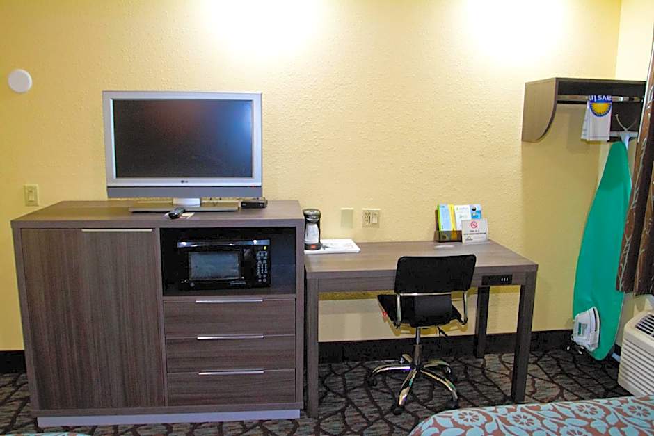 Days Inn by Wyndham Blue Springs