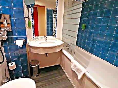 Comfort Twin Room with Pool View - Non-Smoking