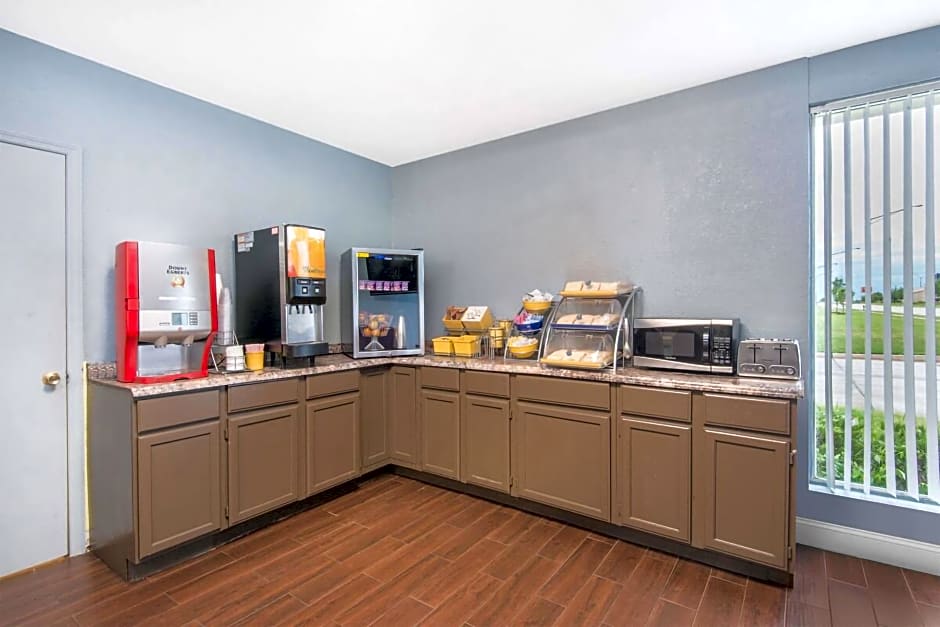 Blue Way Inn & Suites Wichita East
