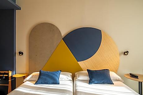 TWIN ROOM SINGLE USE WITH BALCONY PARK VIEW