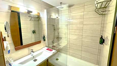 Deluxe King Valley and Partial Sea View Non Smoking