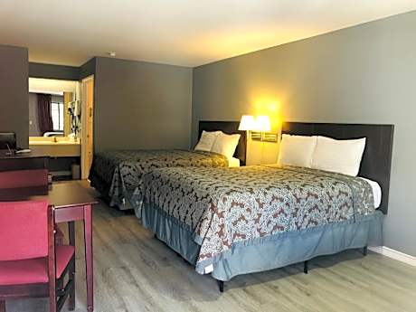 Queen Room with Two Queen Beds - Smoking