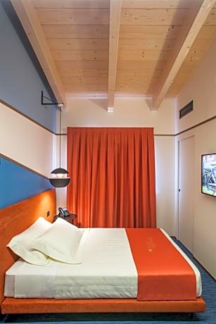 Single Room with French Bed - Non-Smoking