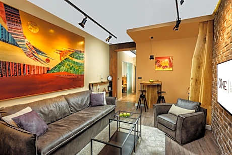 Luxury One-Bedroom Apartment with Hot Tub and Terrace