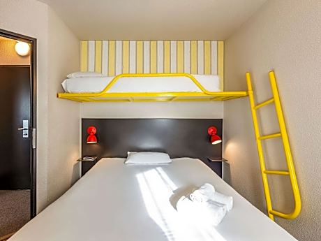 Pop Triple Room with One Double and One Bunk Bed
