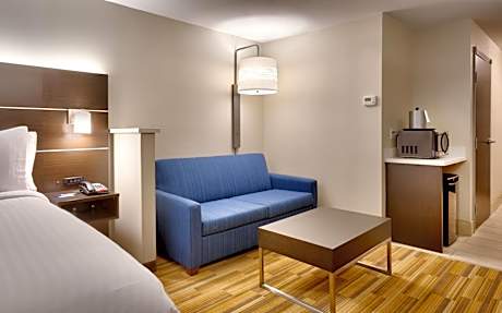 Suite with Mobility Accessible Tub - Non-Smoking