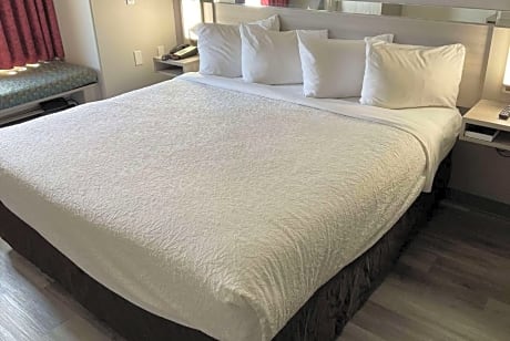 1 King Bed Non-Smoking