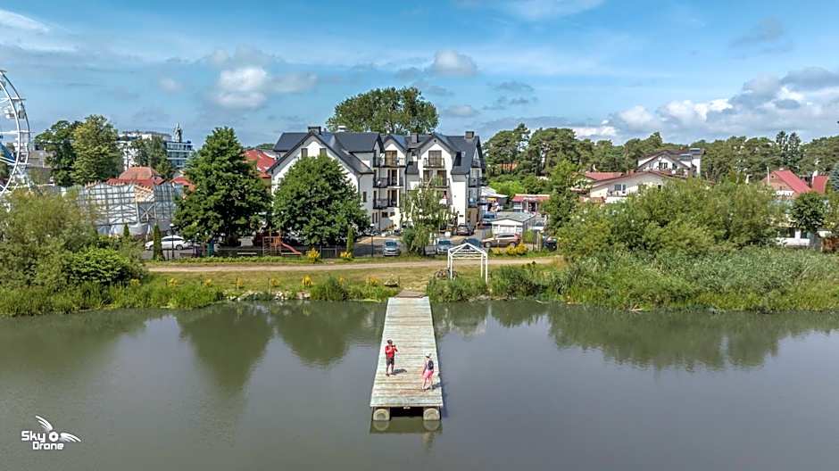 Marina Mielno z widokiem na jezioro