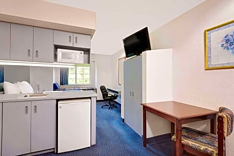 1 Queen Bed Whirlpool Suite Non-Smoking