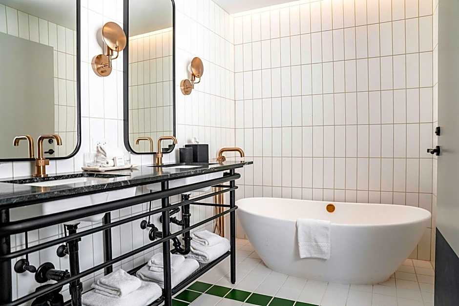 Photo 1 of 4 of 1 Bedroom 1 King Bed Suite, City View