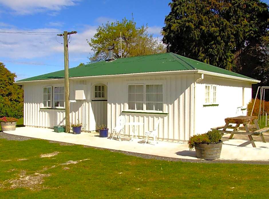 Wacky Stays - unique farm-stay glamping rentals, FREE animal feeding tours