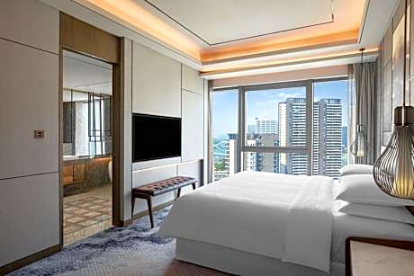 Deluxe One-Bedroom King Suite with Club Lounge Access