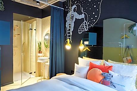 Medium Inner Circle Room