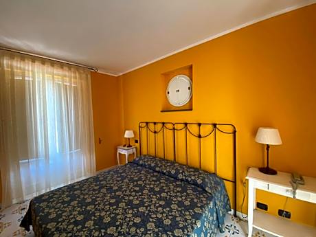 Deluxe Double Room with Side Sea View