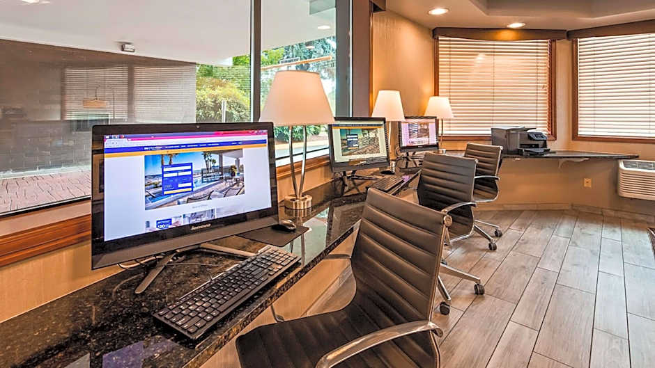 Best Western Plus Rivershore Hotel